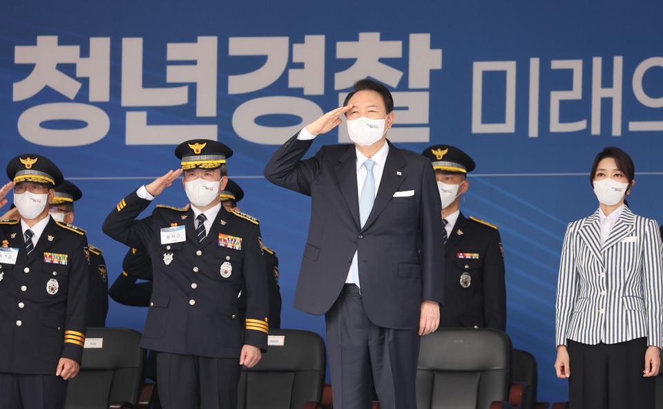 거수경례하는 윤석열 대통령의 모습 (사진=연합뉴스)