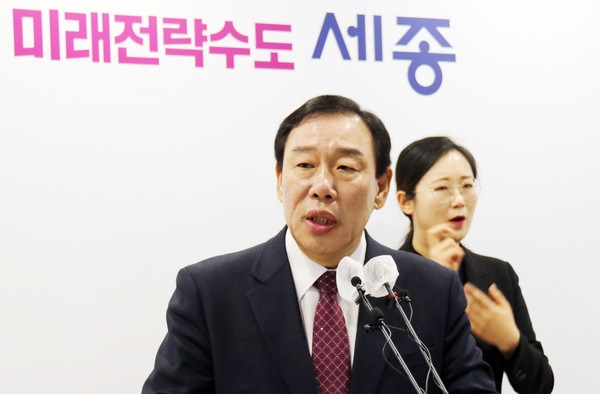 사진=연합뉴스 / 공공요금 안전관리 방안 설명하는 최민호 세종시장