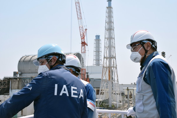 사진=지난해 후쿠시마 제1원전 찾은 그로시 IAEA 사무총장/지지 EPA, 연합뉴스 제공
